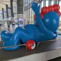 ミャクミャクモニュメント（ねそべりポーズ）背面