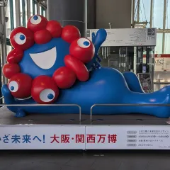 ミャクミャクモニュメント（ねそべりポーズ）正面