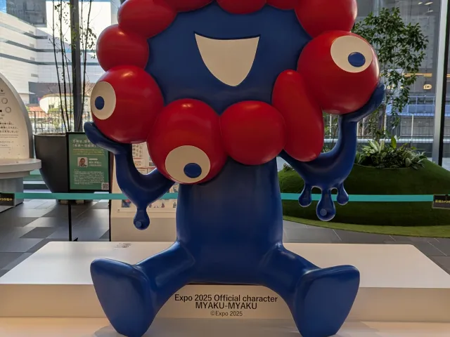 Nakanoshima Qross（中之島クロス）のミャクミャクモニュメント