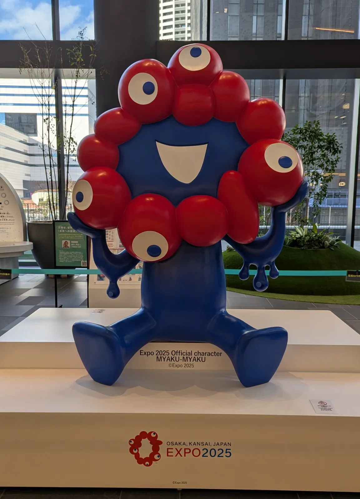 Nakanoshima Qross（中之島クロス）のミャクミャクモニュメント