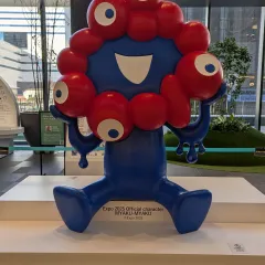 Nakanoshima Qross（中之島クロス）のミャクミャクモニュメント