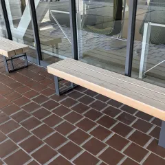 大屋根リング下のベンチ